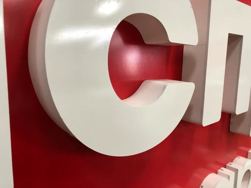 Монтаж вывесок